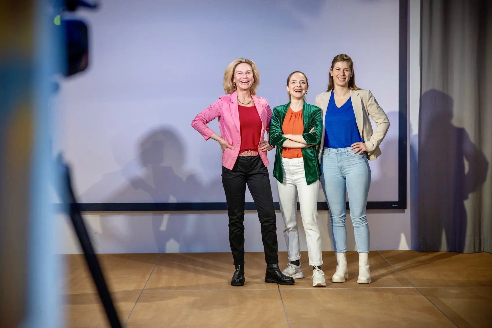 Quatre femmes se tiennent côte à côte sur la scène du Speak-Studio.
