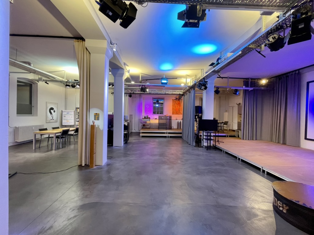 Das 177m2 Speak Studio mit Bühne