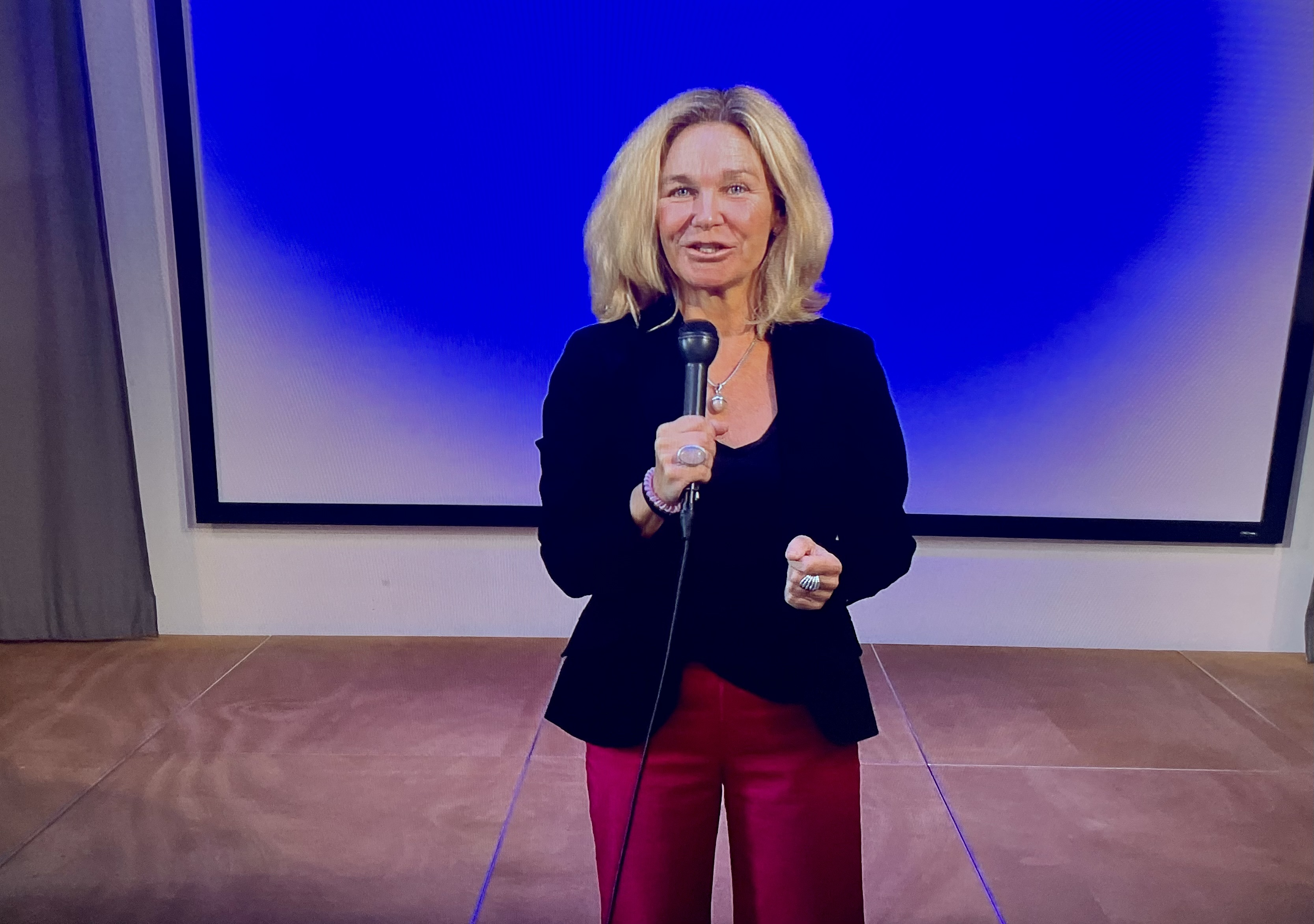 Sibylle Sommerer arbeitet mit Mikrofon und Kamera im Speak-Studio in Winterthur