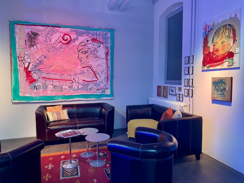 Sofa-Ecke im Speak Studio Winterthur