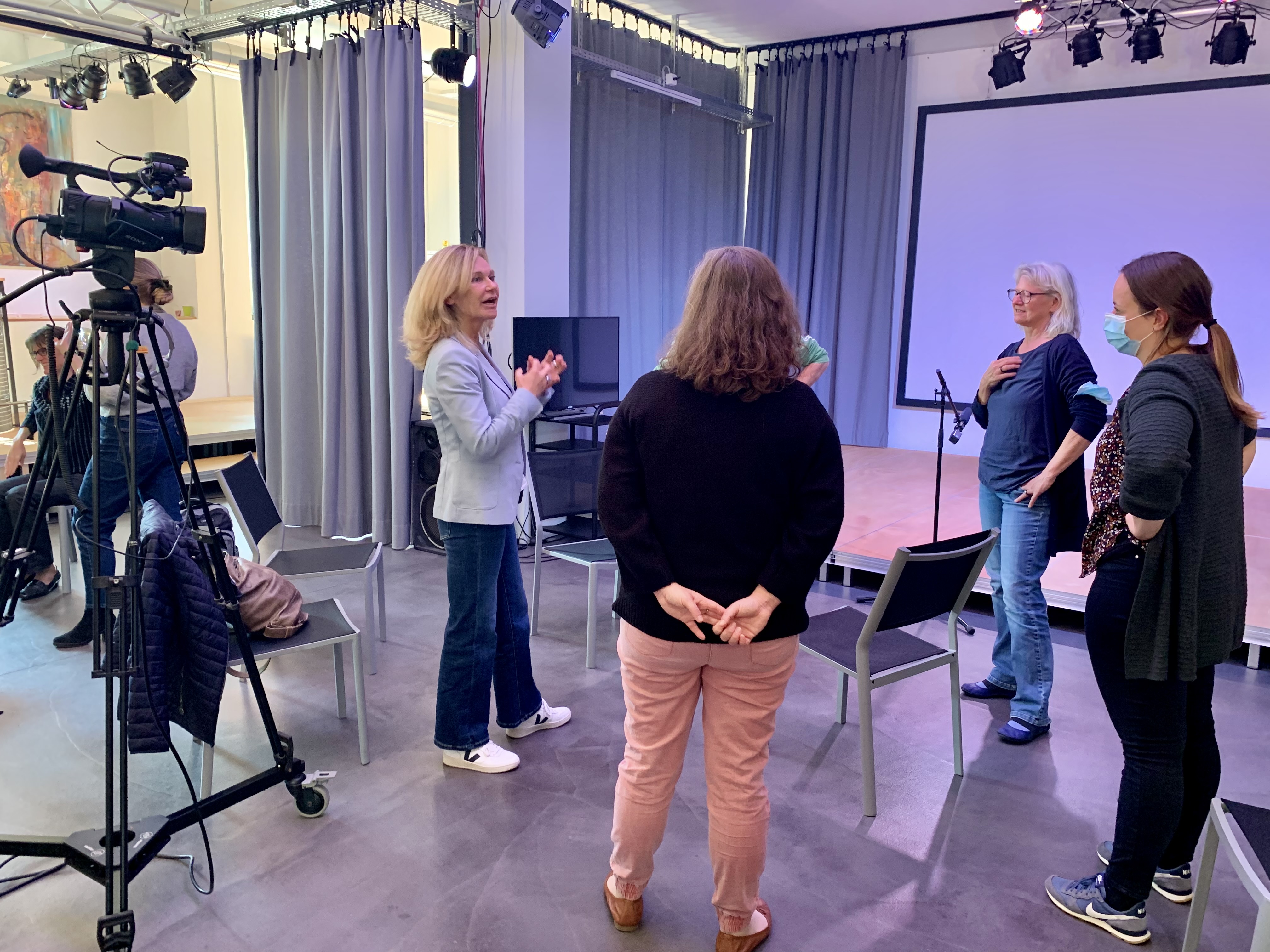 Eine Gruppe von Frauen übt Auftrittskompetenz im Speak-Studio in Winterthur mit Sibylle Sommerer