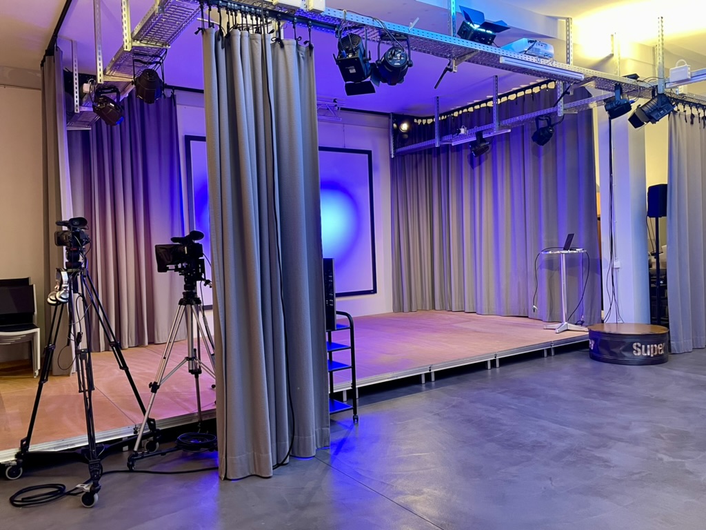 Das Speak-Studio mit verschiedenen Kameras und Bühne